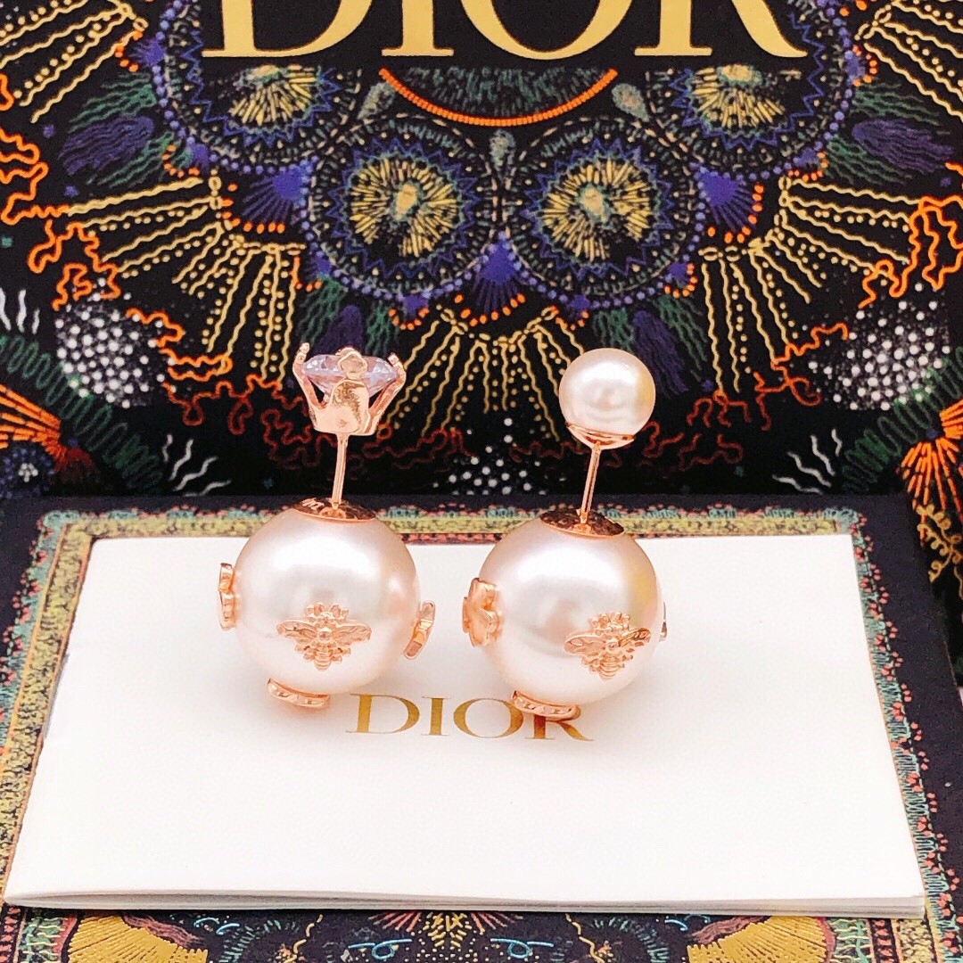 Dior 디올. 제품 가격은 협의 가능합니다. 구매를 원하시면 WhatsApp +44 7985 939995로 문의해 주세요.