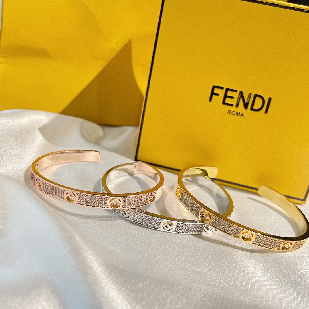 Fendi 펜디.  제품 가격은 협의 가능합니다. 구매를 원하시면 WhatsApp +44 7985 939995로 문의해 주세요.