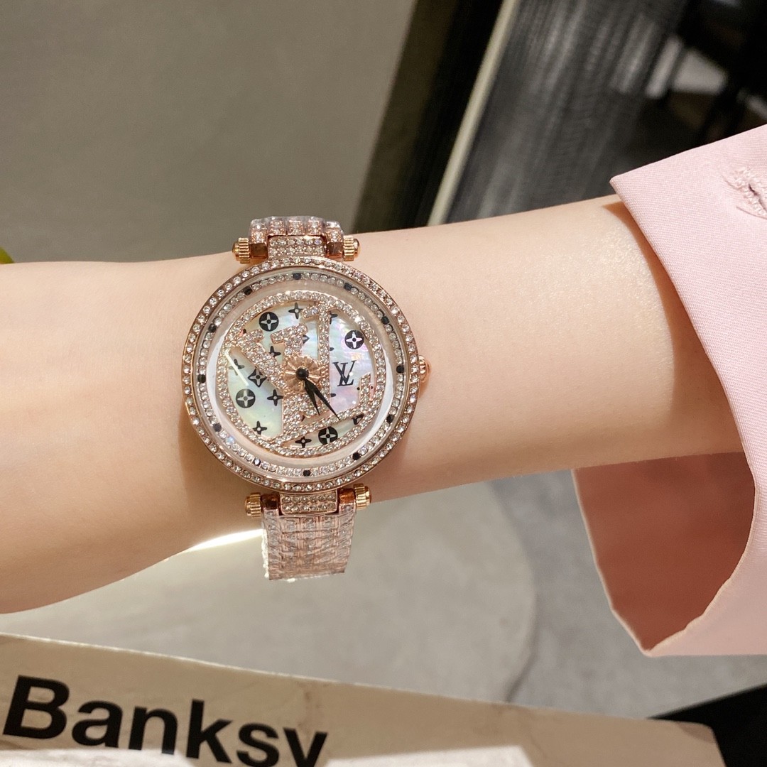 Louis Vuitton 루이비통.제품 가격은 협의 가능합니다. 구매를 원하시면 WhatsApp +44 7985 939995로 문의해 주세요.