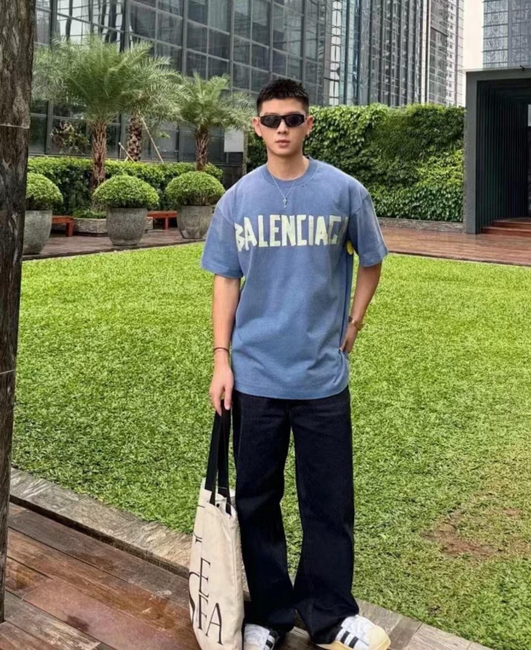 Balenciaga 발렌시아가 .제품 가격은 협의 가능합니다. 구매를 원하시면 WhatsApp +44 7985 939995로 문의해 주세요.