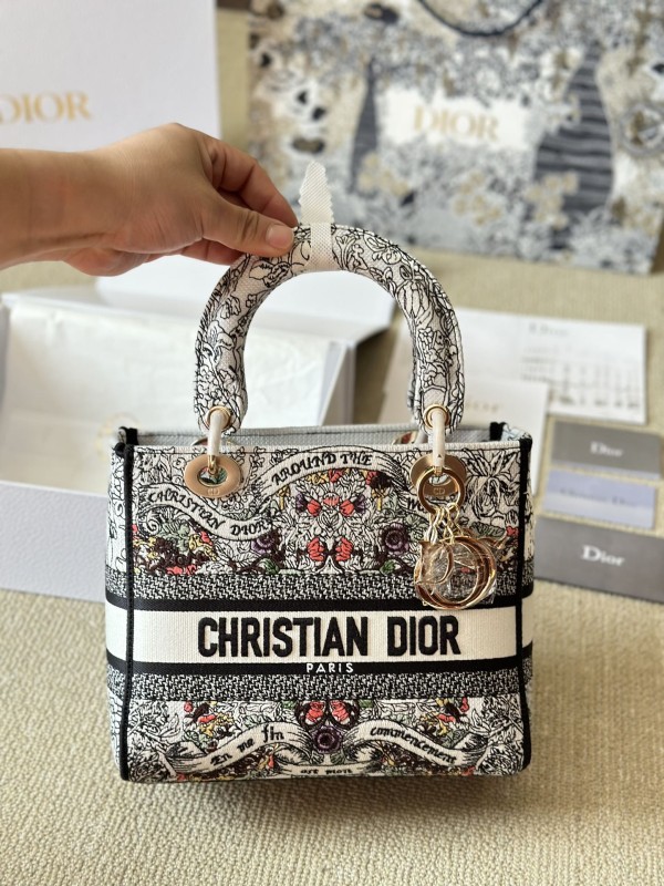Dior Lady D-Lite 자수 백 스타일리시한 디자인 자수 장식에 더해진 크로스백 스트랩