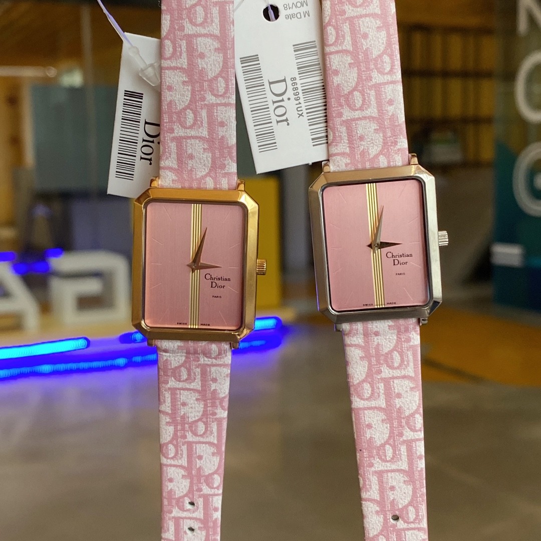 Dior 디올.제품 가격은 협의 가능합니다. 구매를 원하시면 WhatsApp +44 7985 939995로 문의해 주세요.