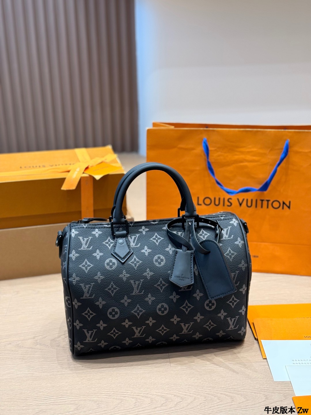 Louis Vuitton 루이비통. 제품 가격은 협의 가능합니다. 구매를 원하시면 WhatsApp +44 7985 939995로 문의해 주세요.