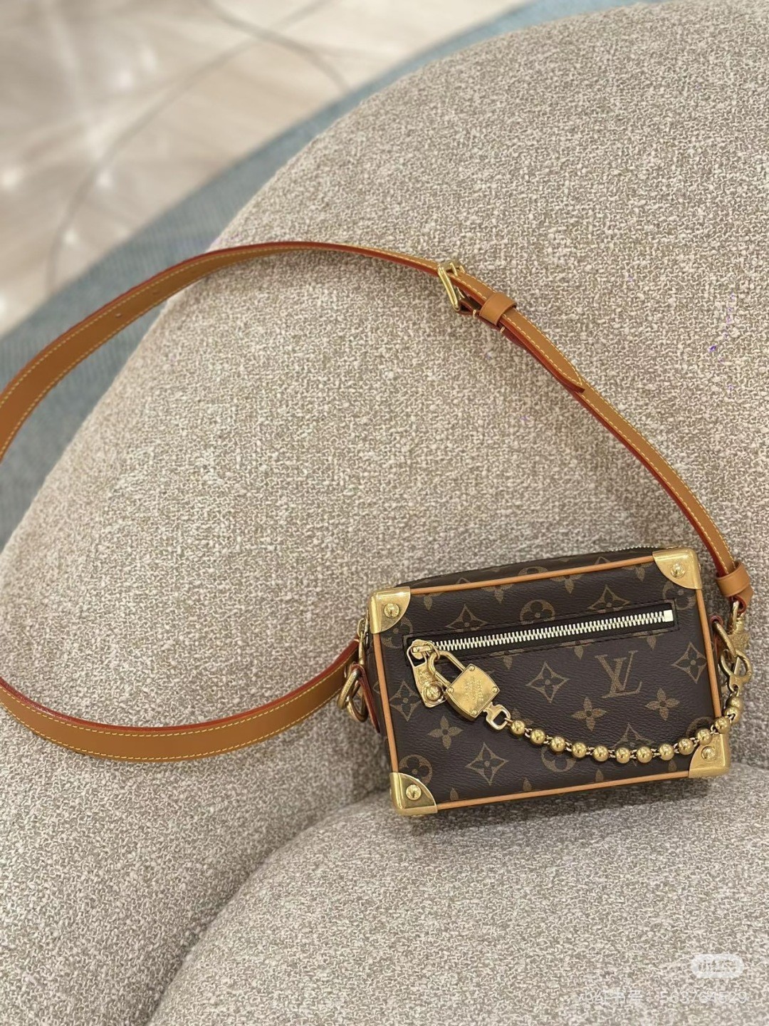 Louis Vuitton 루이비통. 제품 가격은 협의 가능합니다. 구매를 원하시면 WhatsApp +44 7985 939995로 문의해 주세요.