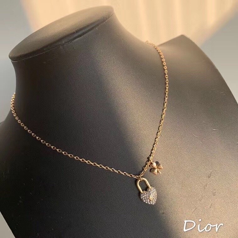 Dior 디올. 제품 가격은 협의 가능합니다. 구매를 원하시면 WhatsApp +44 7985 939995로 문의해 주세요.