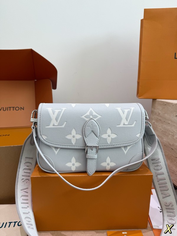 Louis Vuitton 루이비통. 제품 가격은 협의 가능합니다. 구매를 원하시면 WhatsApp +44 7985 939995로 문의해 주세요.