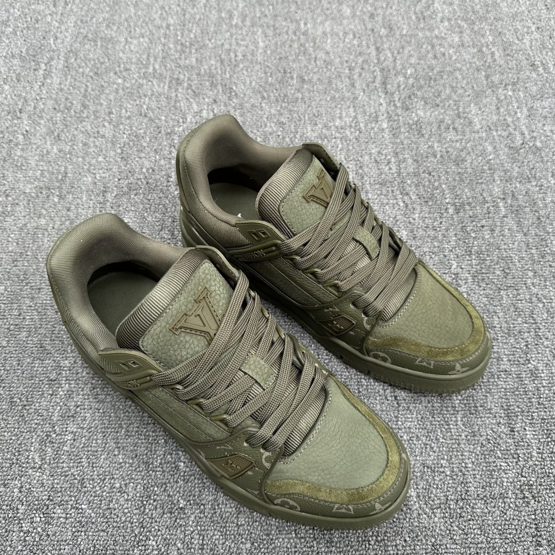 Louis Vuitton 루이비통. 제품 가격은 협의 가능합니다. 구매를 원하시면 WhatsApp +44 7985 939995로 문의해 주세요.