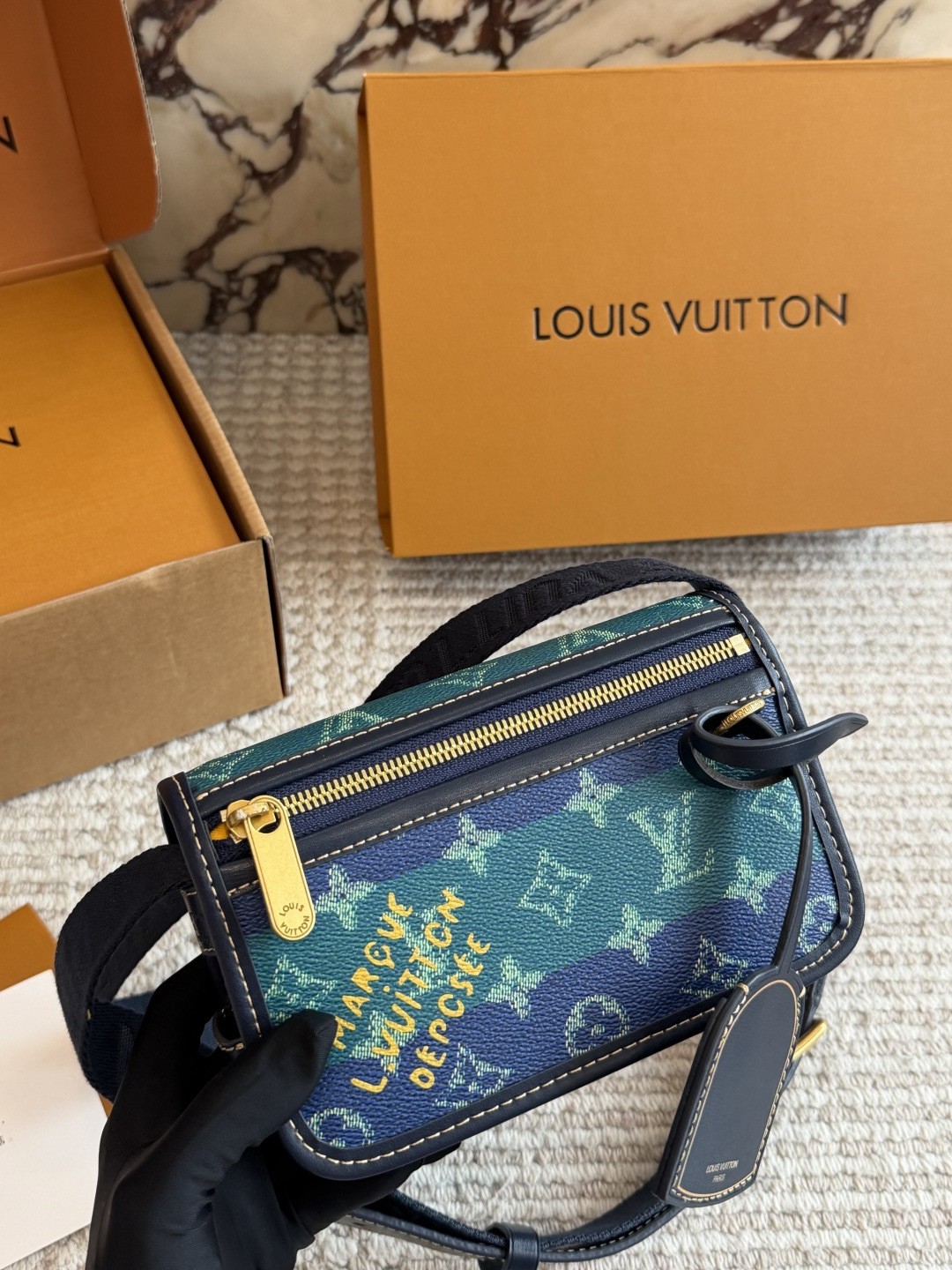 Louis Vuitton 루이비통. 제품 가격은 협의 가능합니다. 구매를 원하시면 WhatsApp +44 7985 939995로 문의해 주세요.