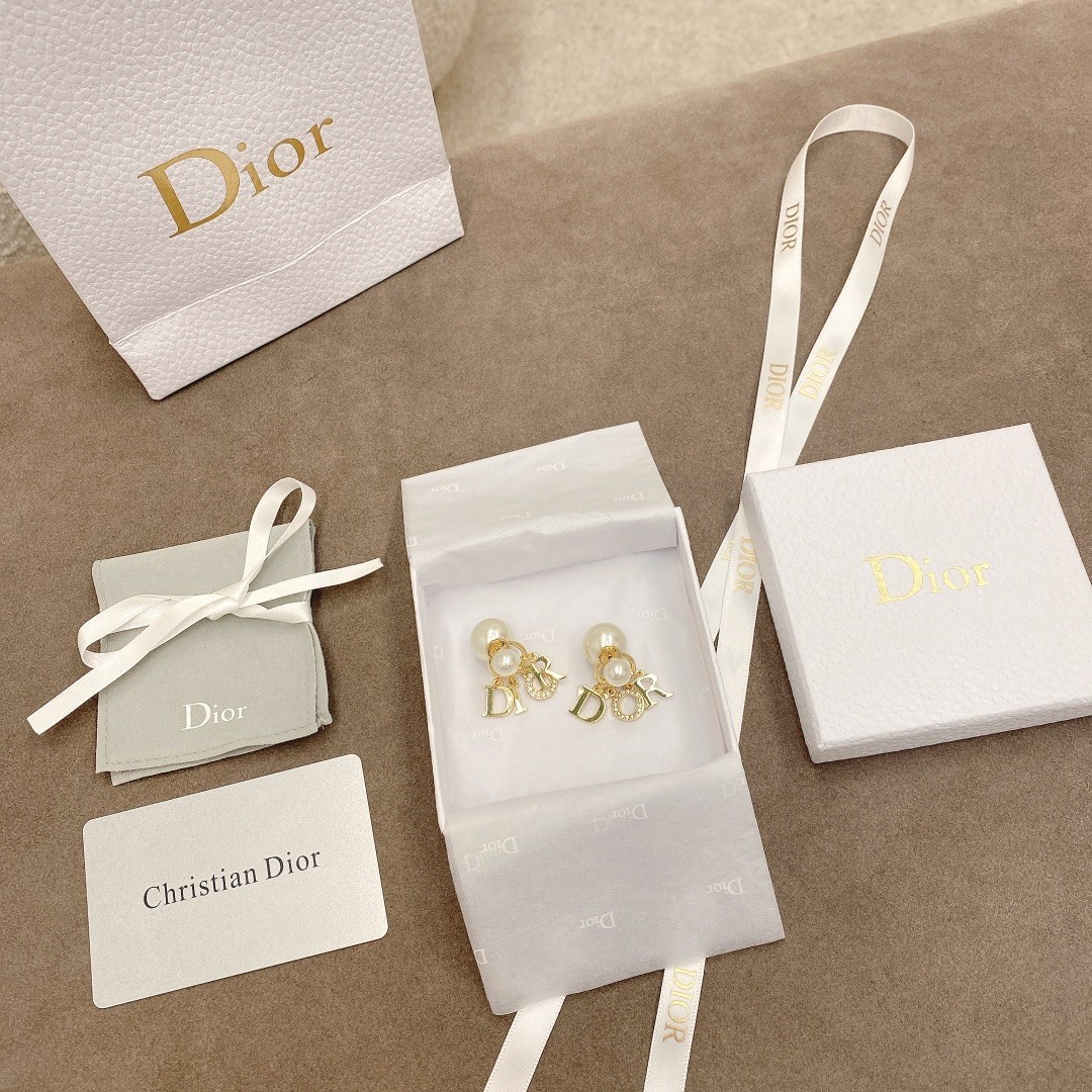 Dior 디올. 제품 가격은 협의 가능합니다. 구매를 원하시면 WhatsApp +44 7985 939995로 문의해 주세요.
