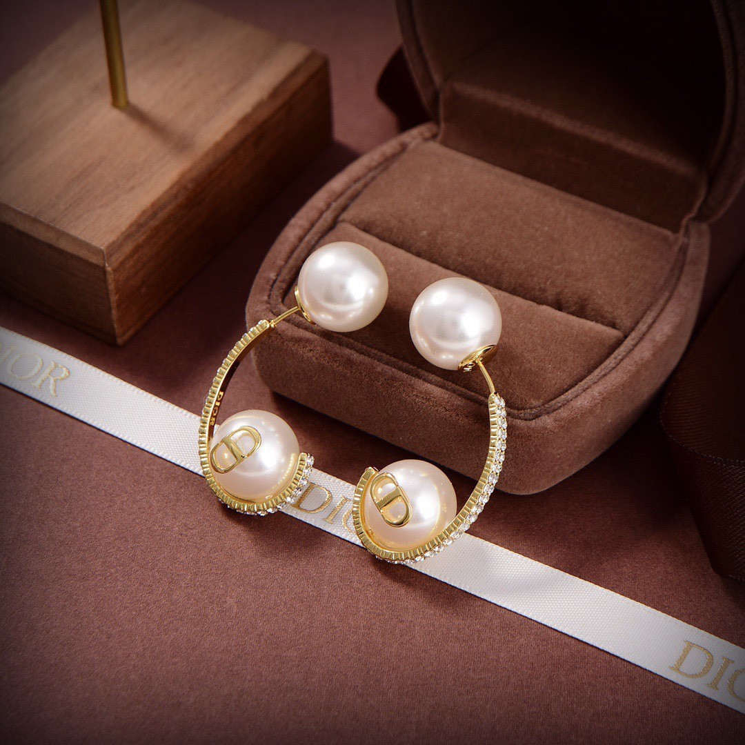 Dior 디올. 제품 가격은 협의 가능합니다. 구매를 원하시면 WhatsApp +44 7985 939995로 문의해 주세요.