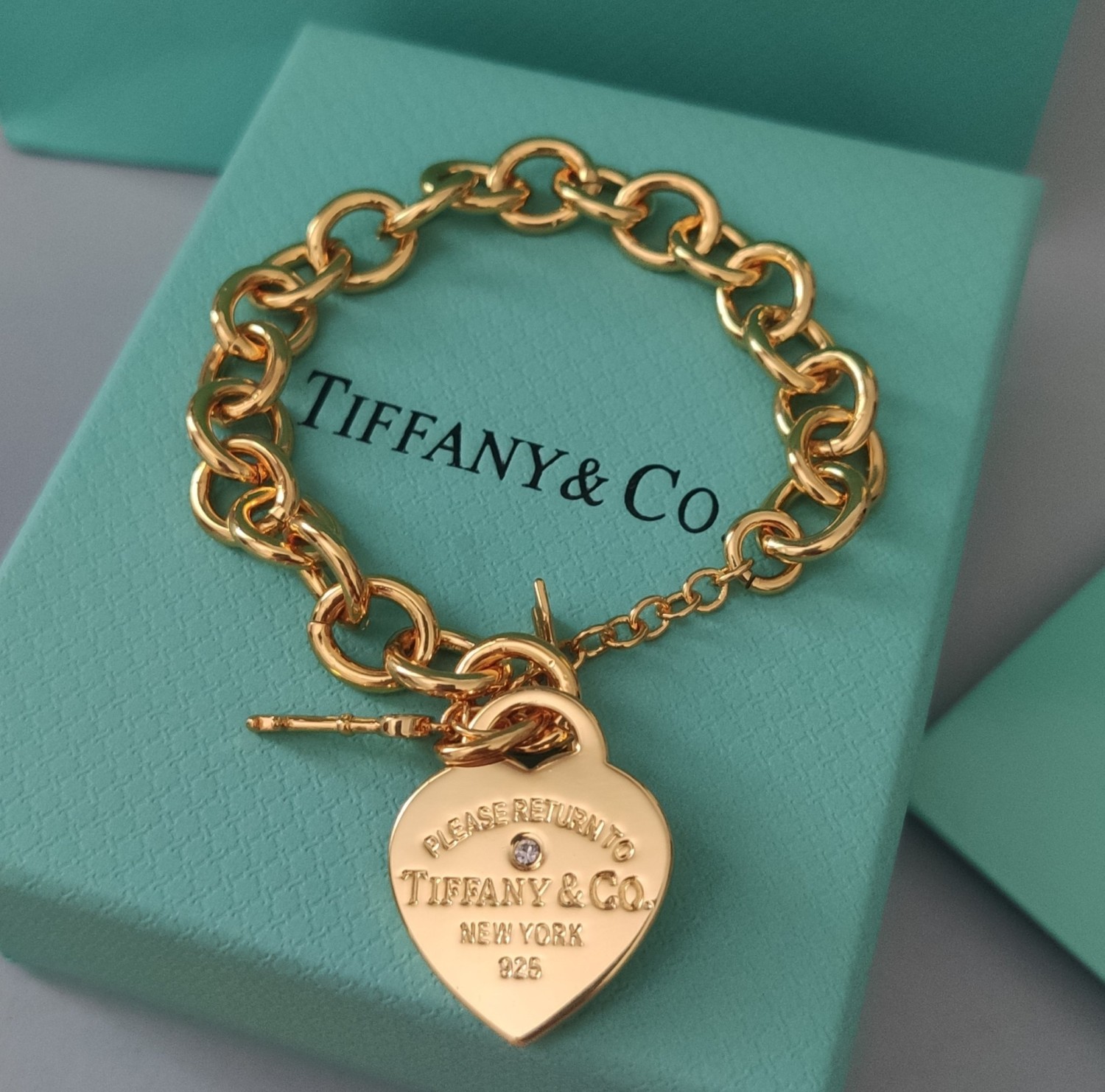Tiffany & Co  티파니. 제품 가격은 협의 가능합니다. 구매를 원하시면 WhatsApp +44 7985 939995로 문의해 주세요.
