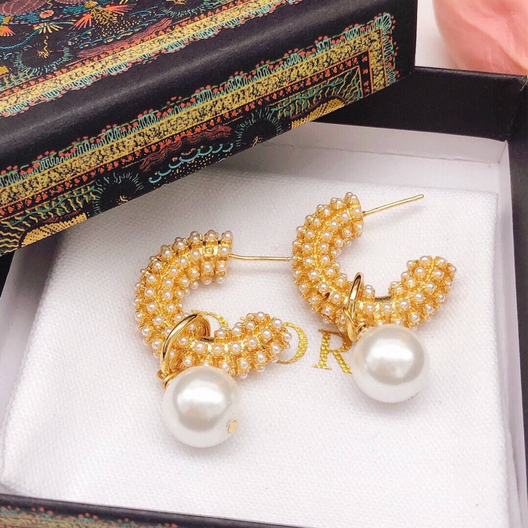 Dior 디올. 제품 가격은 협의 가능합니다. 구매를 원하시면 WhatsApp +44 7985 939995로 문의해 주세요.