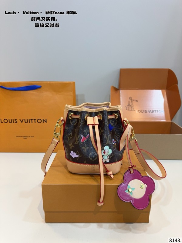 Louis Vuitton 루이비통. 제품 가격은 협의 가능합니다. 구매를 원하시면 WhatsApp +44 7985 939995로 문의해 주세요.