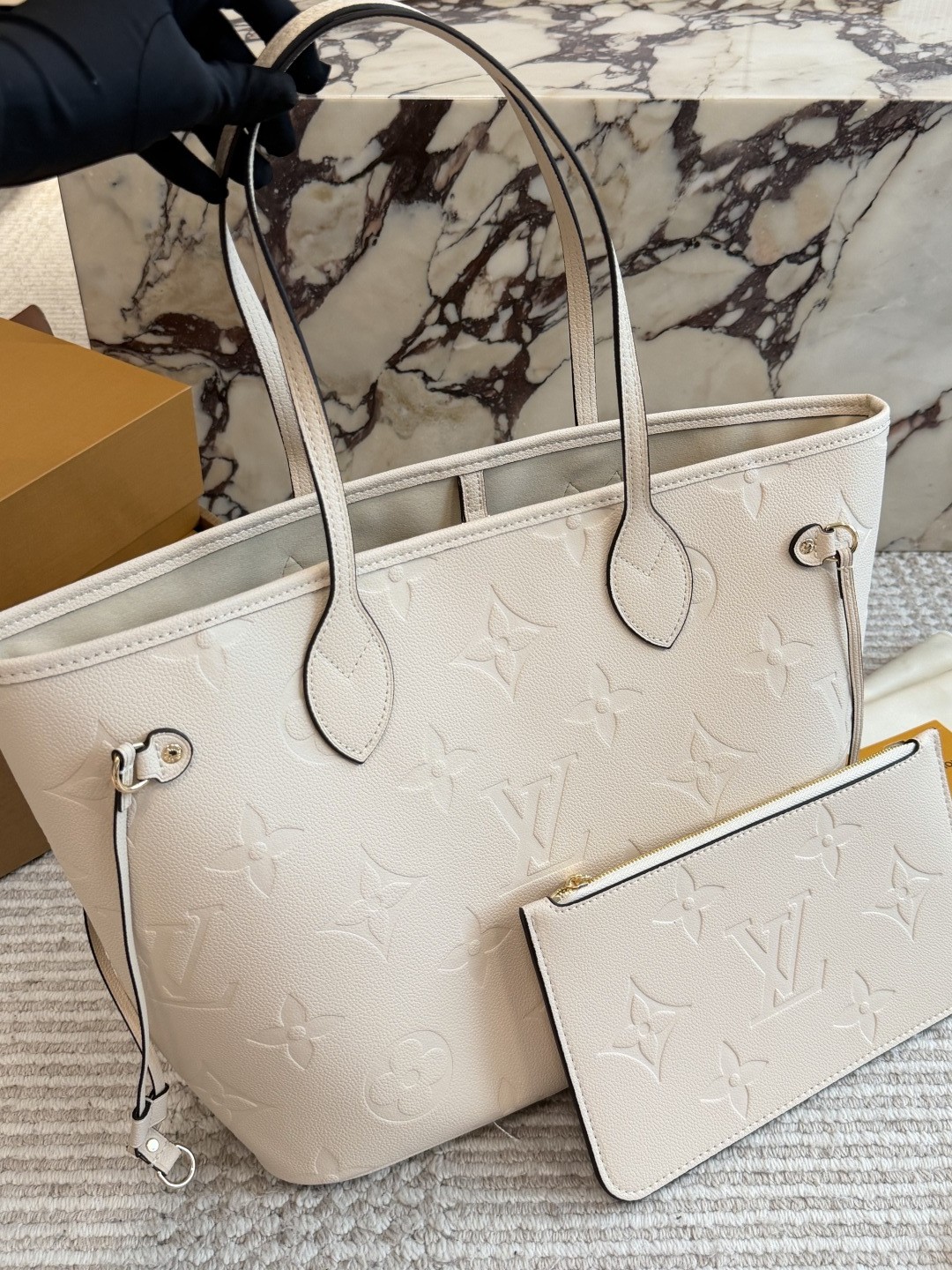 Louis Vuitton 루이비통. 제품 가격은 협의 가능합니다. 구매를 원하시면 WhatsApp +44 7985 939995로 문의해 주세요.